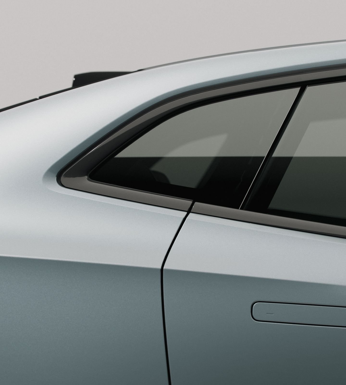 The rear side of Polestar 4 showing quarter glass with flush glazing and flushed door handle.