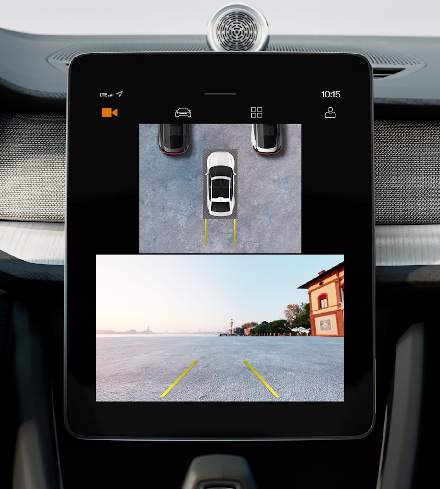 A birds eye view of Polestar 2 in the centre display provided by th 360 degree camera.